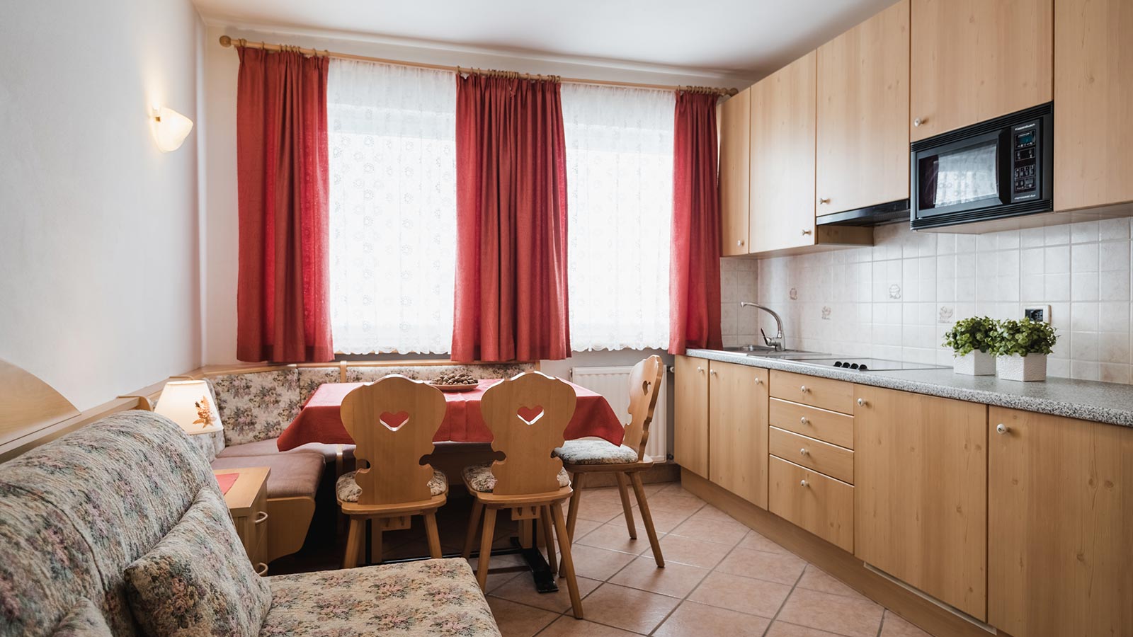 Three room flat kitchen at Apparthotel Sellaronda