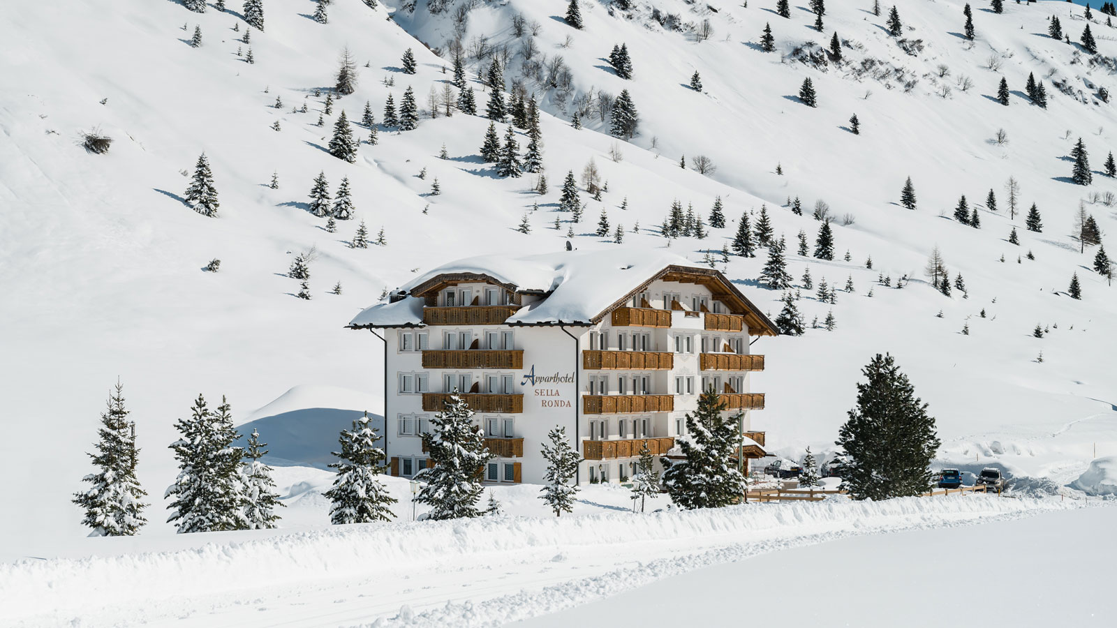 Unser Apparthotel am Passo Campolongo im Winter