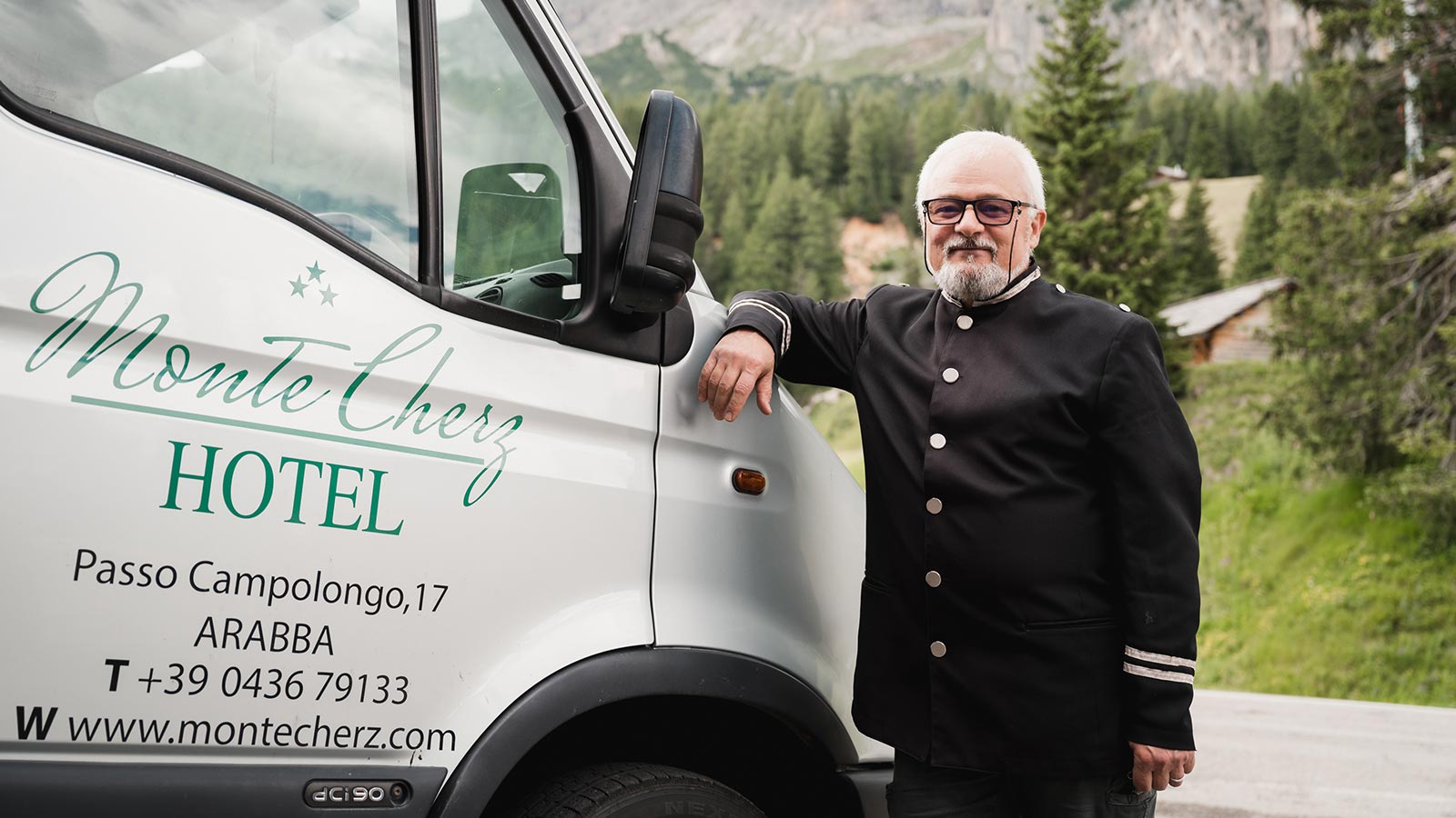 Der Fahrer des Apparthotel Sellaronda vor dem Bus